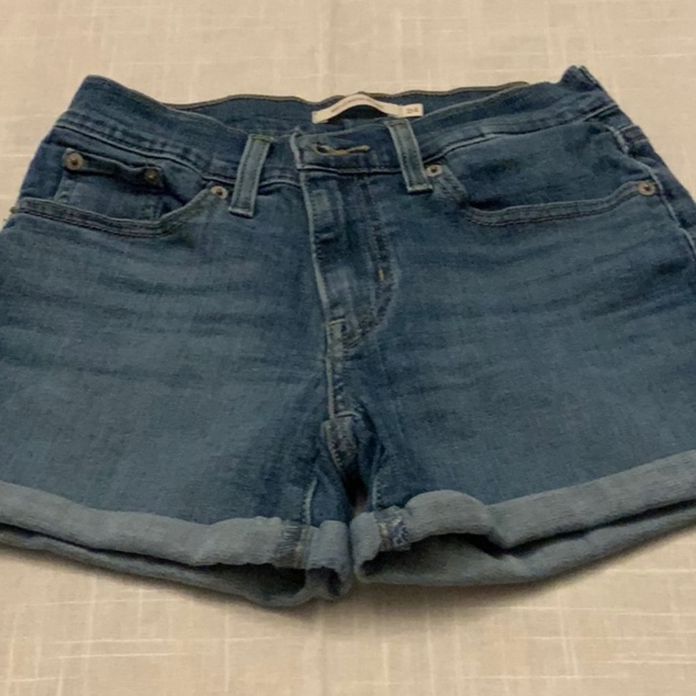 Used Levi’s Mid Length Cuffed Short Size 24